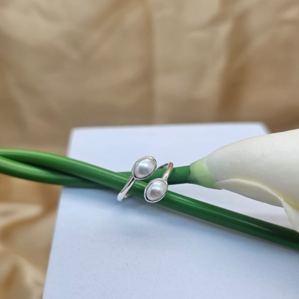 Double oval pearl ring