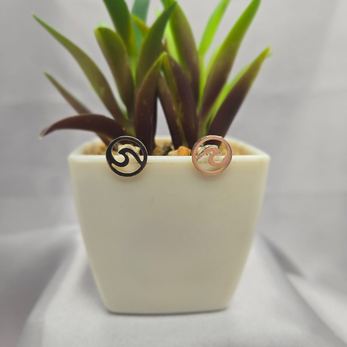 Sea Wave In Circle Stud Earrings