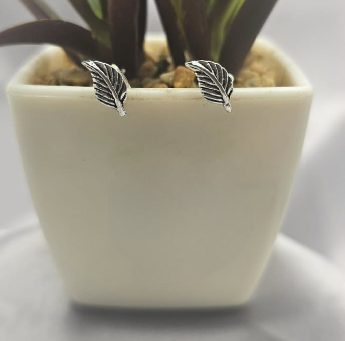 10Mm Leave Stud Earrings