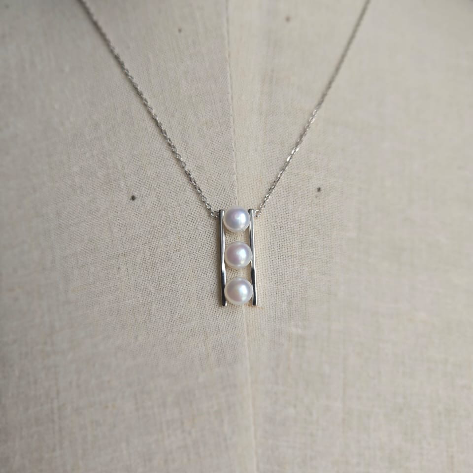 Necklace with three vertical pearls