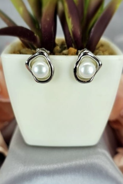 Oval stud earring