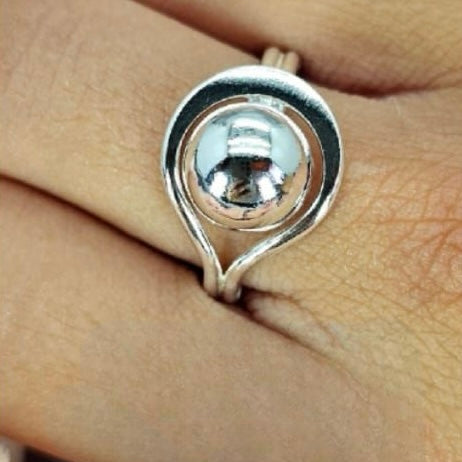 Sterling Silver Ring With 10Mm Ball In Knot