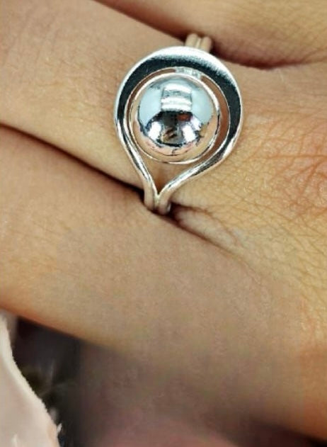 Sterling silver ring with 10mm ball in knot