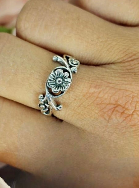 Sterling silver flower detailed ring