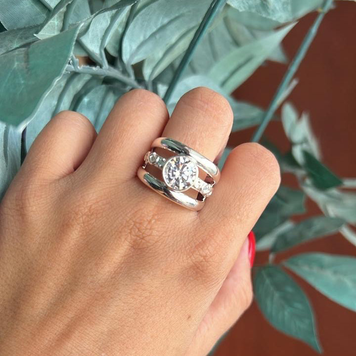 Statement Ring With Filigree Middel Band And Large Cubic Zirconia