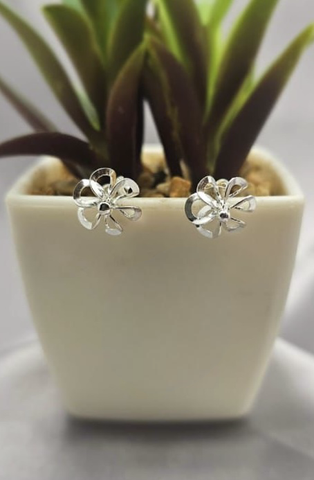 11 mm 3 D flower studs