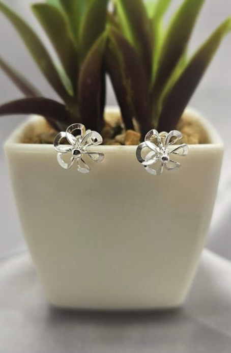 11 mm 3 D flower studs