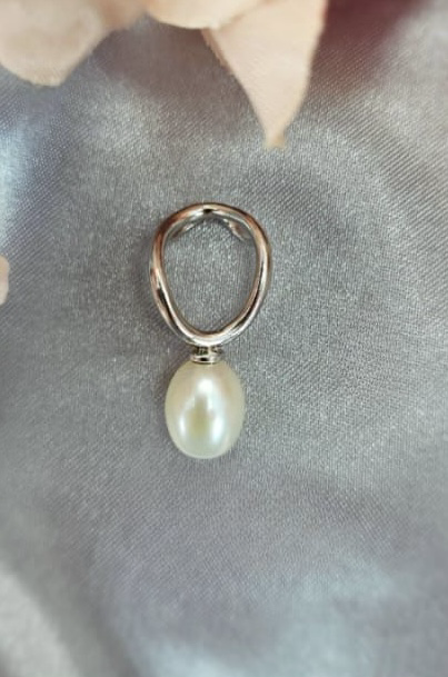 Stunning modern pendant with beautiful freshwater pearl on end