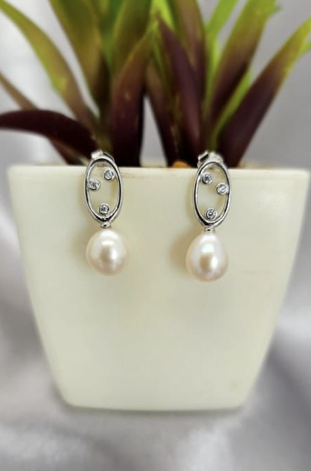 Stunning freshwater pearl on oval drops