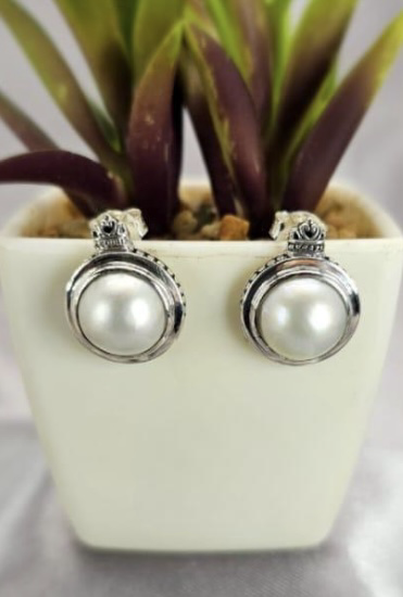 15mm Mabe pearl stud earring with filigree detail