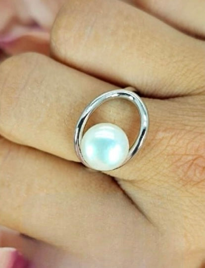 Sterling silver oval ring with stunning freshwater pearl on side