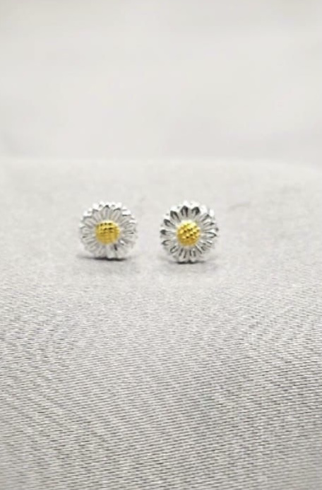 7mm Daisy stud earrings