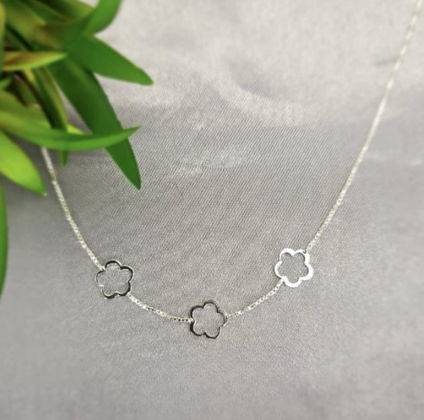 Sterling Silver Necklace With Three Flower Detail