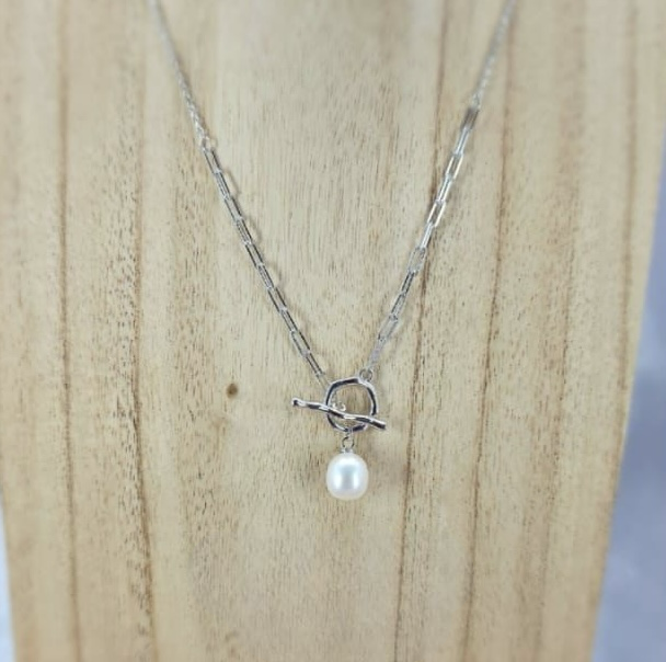 Paperclip chain with pearl pendant on it