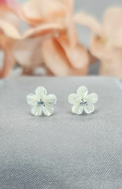 Mother of pearl daisy