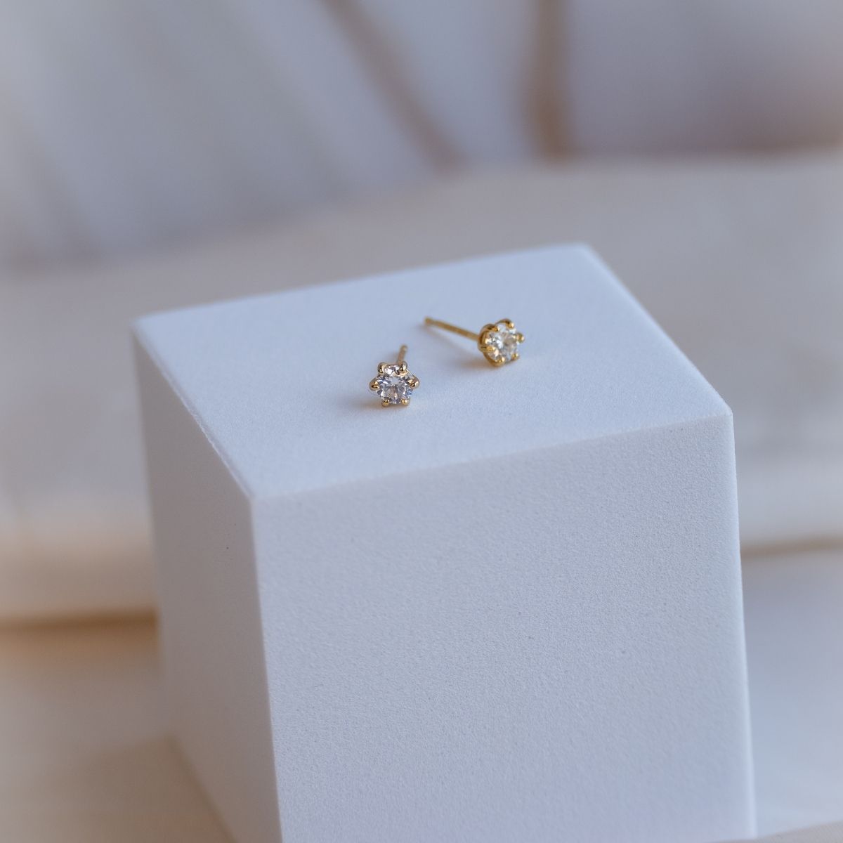 Gold 4mm Moissanite stud earrings (with GRA Certificate)