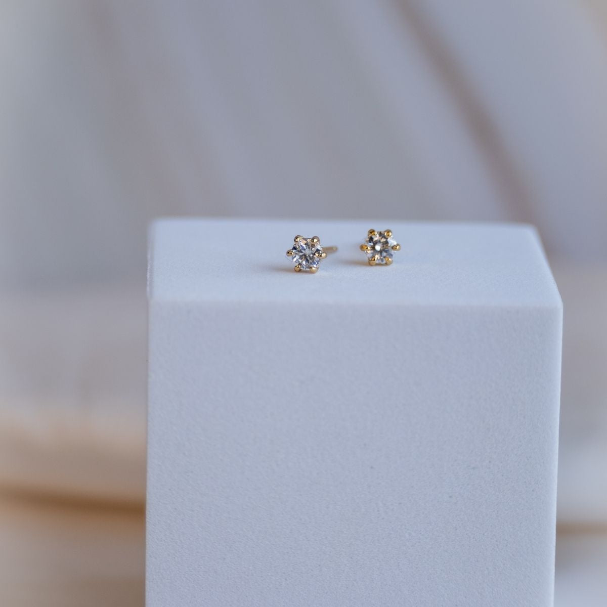Gold 4mm Moissanite stud earrings (with GRA Certificate)