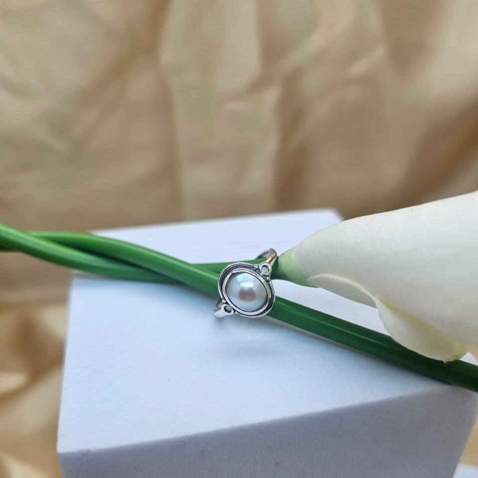 Oval pearl ring