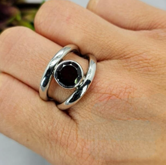 Classic ring with Garnet semi precious stone