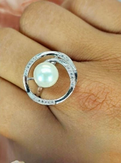 Sterling silver ring with circle detail and freshwater pearl in centre