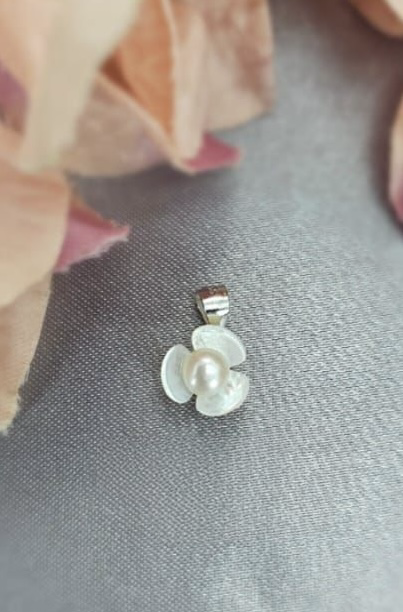 Mother of pearl flower pendant with freshwater pearl centre