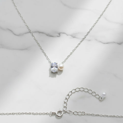 Oval Clear stone and freshwater pearl drop necklace - Terciany 