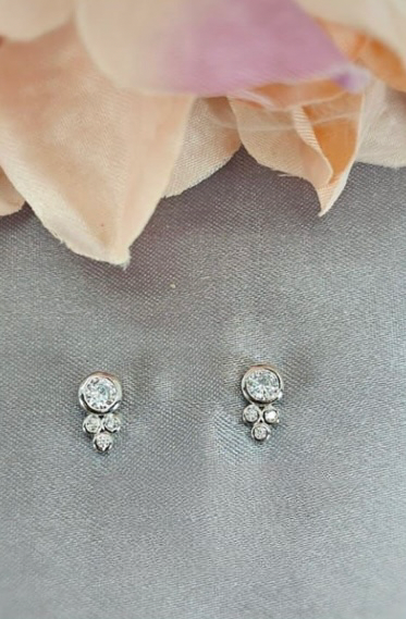 Sterling silver stud earring with cubic zirconia