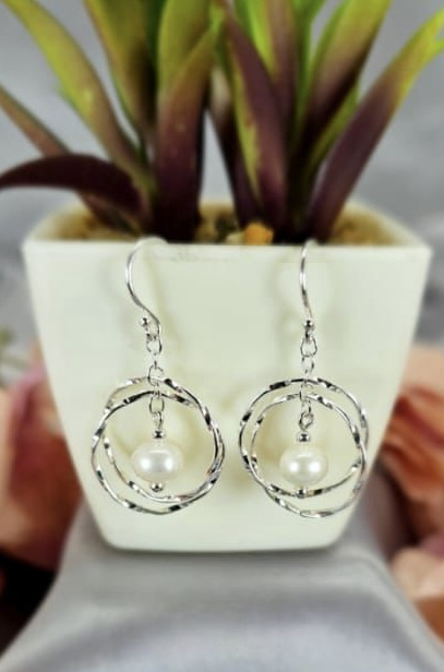 Freshwater pearls in wave circles