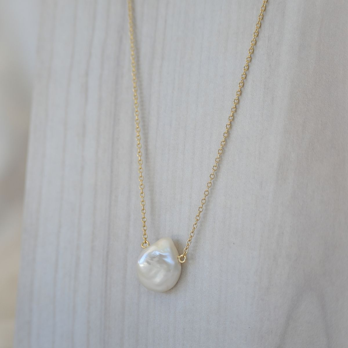 Large peal drop gold necklace