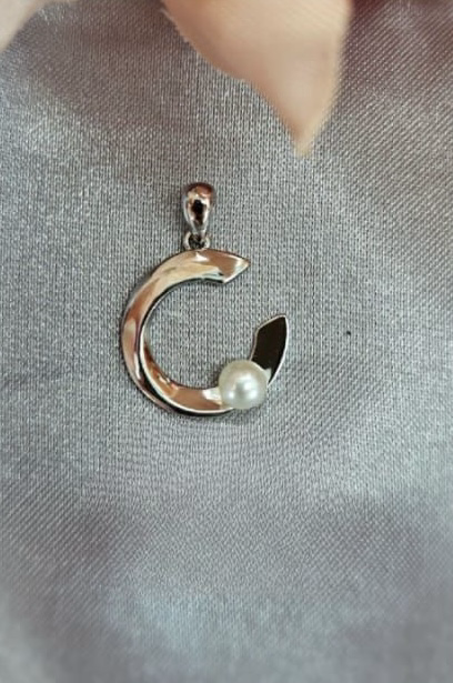 Stunning 16mm C shape pendant with freshwater pearl