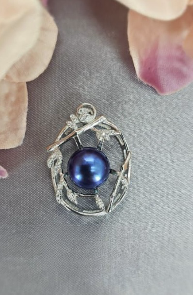 Interesting pendant with blue pearl