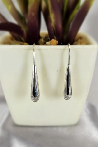 Solid teardrop drop earrings