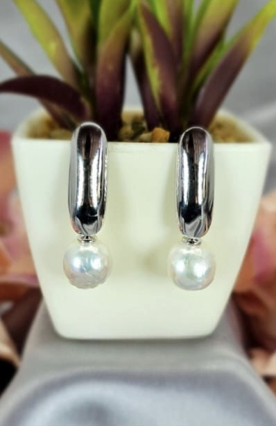 Beautiful sterling silver detailed drop earrings with most beautiful pearls on end