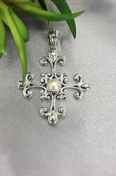 Detailed cross pendant with Mabe centre