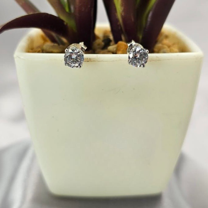 Pretty cubic zirconia stud