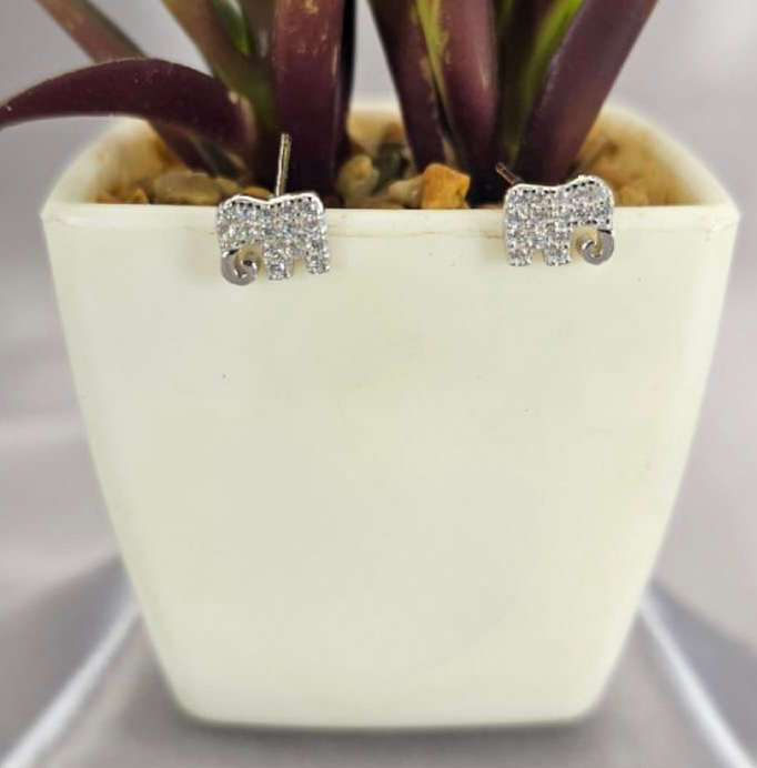 Pretty pavé elephant studs