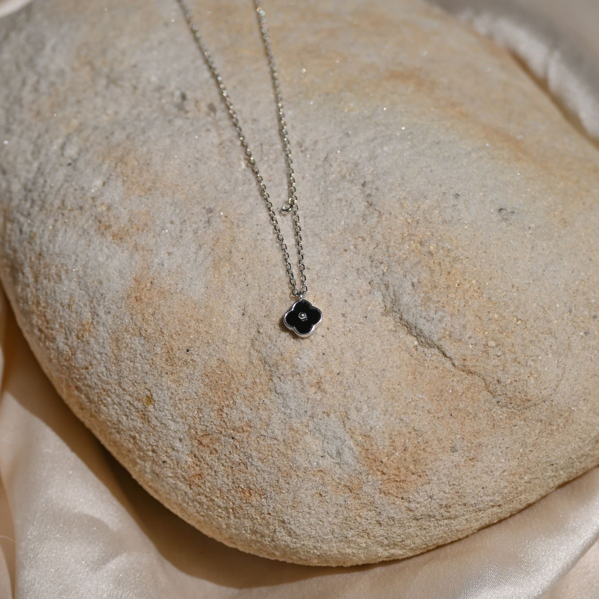 Van Cleef (Four leave Clover) black flower necklace