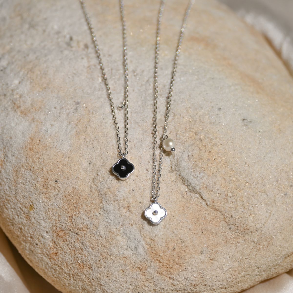 Van Cleef (Four leave Clover) black flower necklace