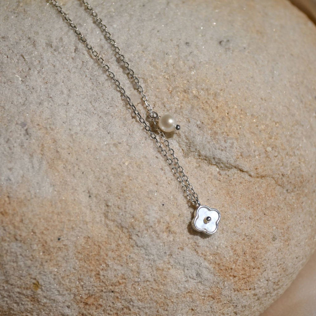 Van Cleef (Four leave Clover) tiny white flower necklace