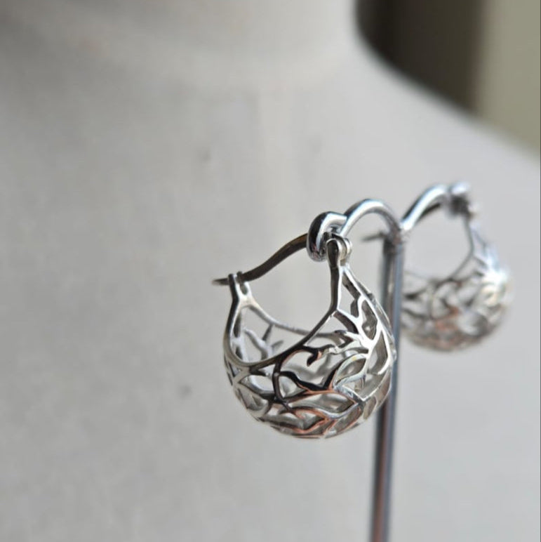 Round shaped filigree hoop earrings