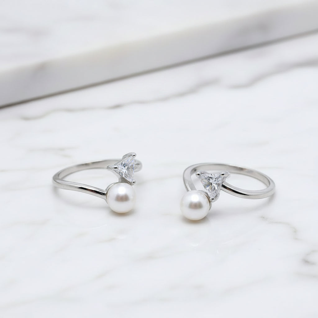 Sterling Silver Ring With Freshwater Pearl On One Side And Cubic Zirconia Arrow Point On Other Side - Terciany 