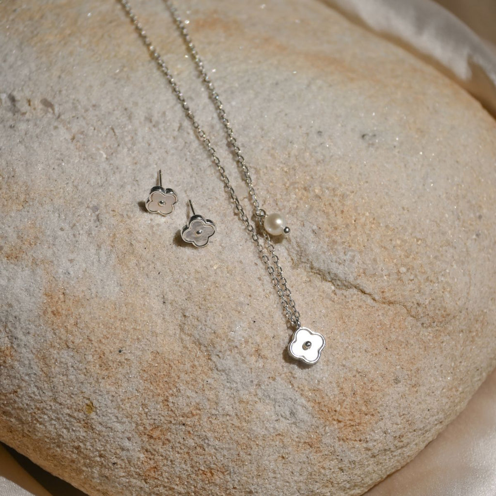 Van Cleef (Four leave Clover) tiny white flower necklace