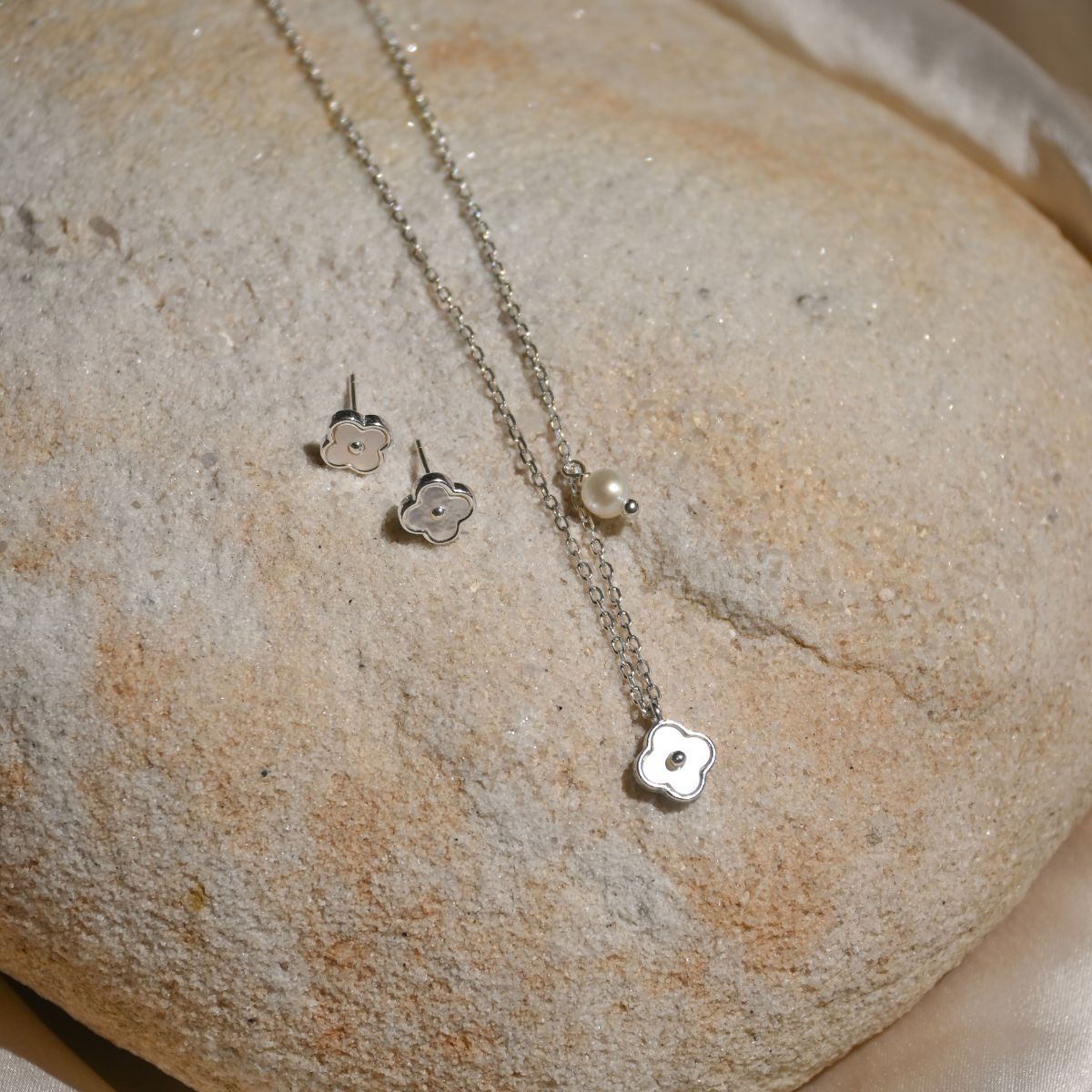 Van Cleef (Four leave Clover) tiny white flower necklace