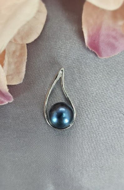 Stunning teardrop pendant with blue freshwater pearl