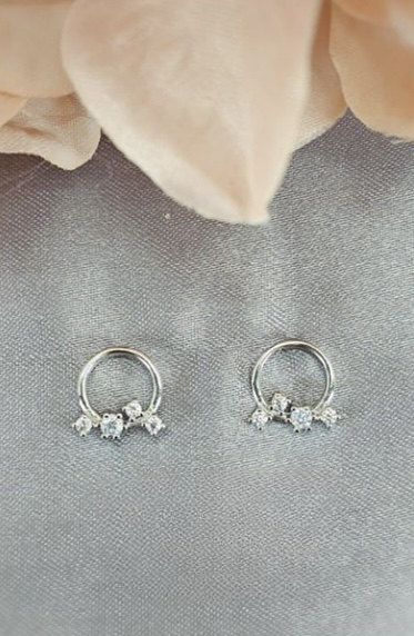 Circle stud with cubic drops