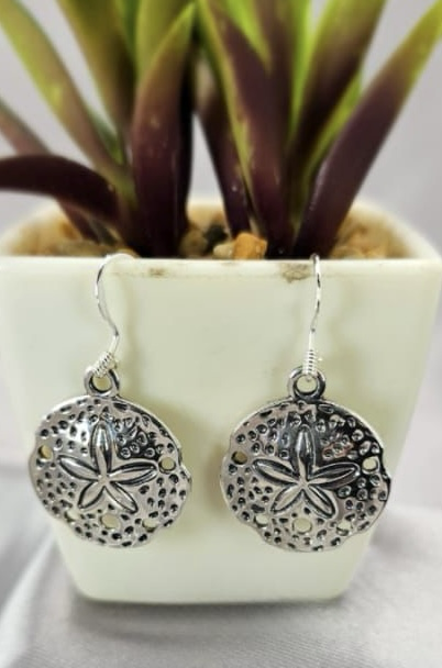 Round drop earrings with starfish pattern