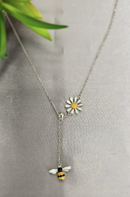 V Shape Necklace With Daisy Flower And Bee