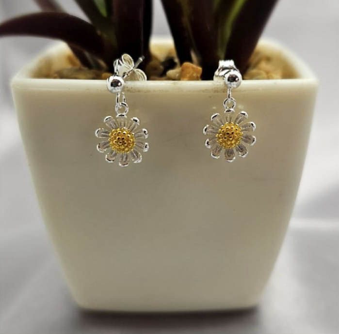 8mm Daisy drop earrings