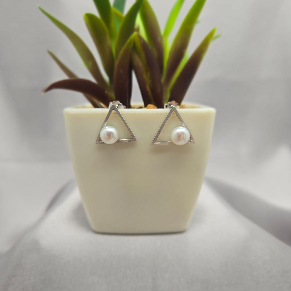 Triangle stud with freshwater pearls
