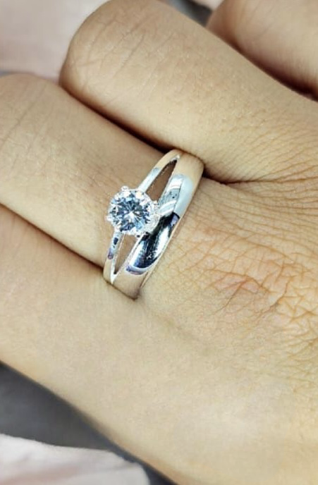 Double band ring with cubic zirconia in between